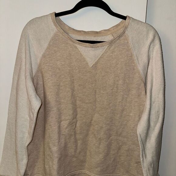 L.L. Bean Womens Peach Beige Crew Sweater Medium GUC Pilling - Picture 3 of 13